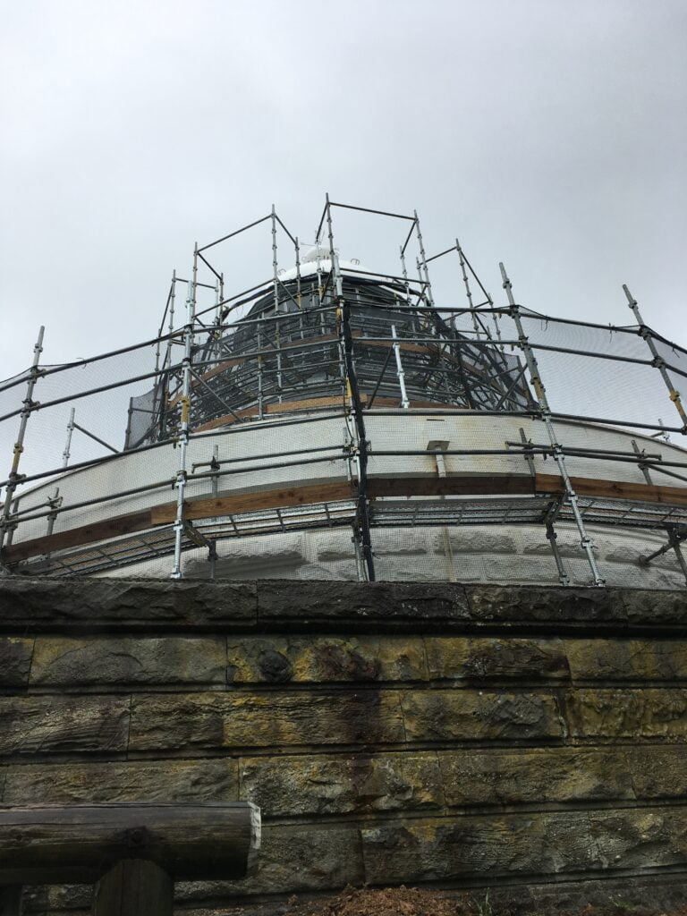 修復中の美保関灯台　2019年3月