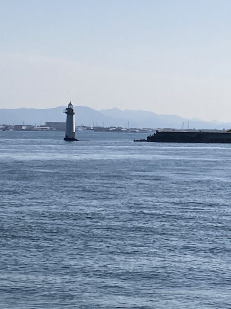 遠くから望む境港防波堤灯台