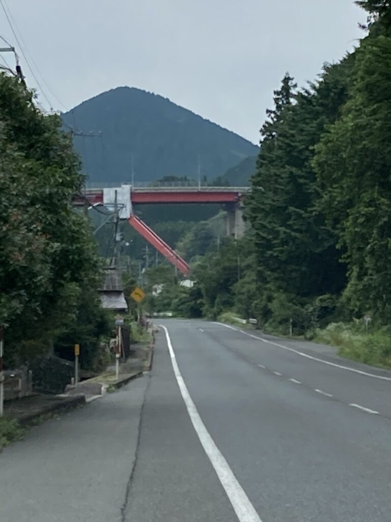 山あいに見えるループ橋