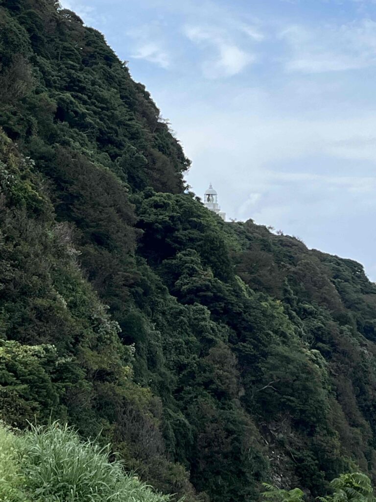 駐車場から見える経ヶ岬灯台